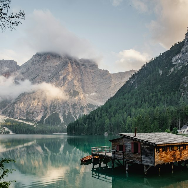 Montagnes au bord d’un lac